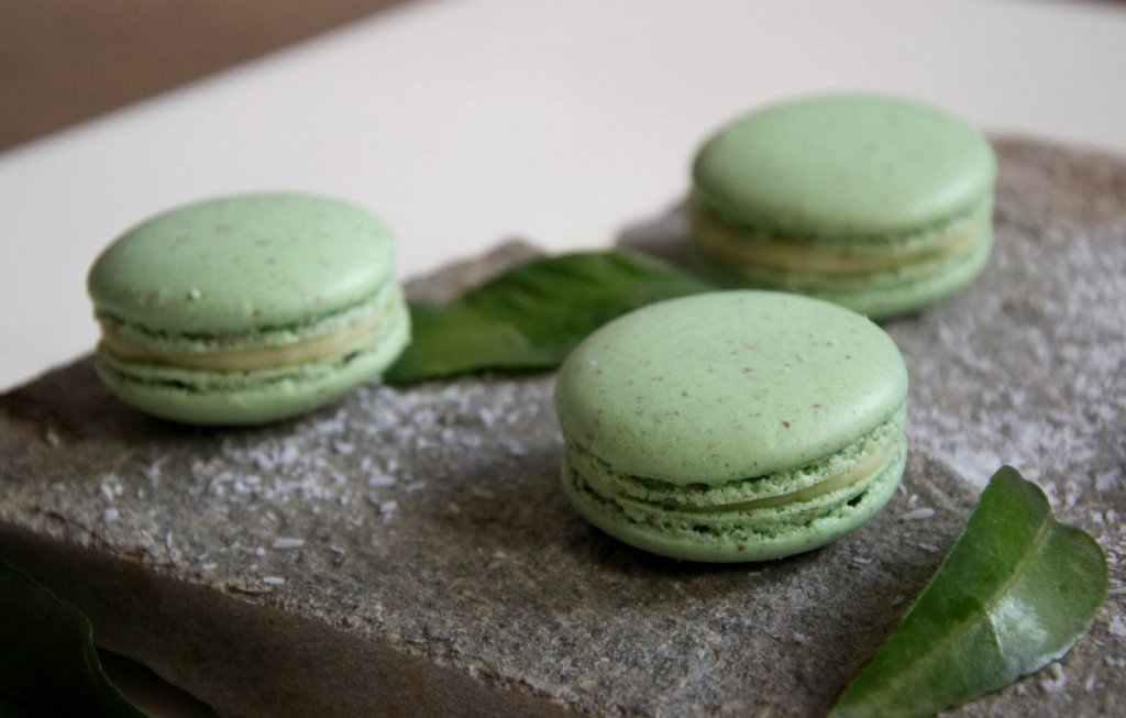 Macarons su baltojo šokolado ir kokosų įdaru